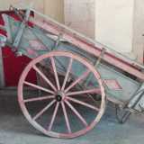 Il primo mezzo che ammiriamo � un carrettino dai tenui colori grigio e rosa: � uno �sciaraball�, il cui nome � una storpiatura del francese char-�-bancs. � un carro leggero montato su balestre con dei banchi di legno utili per la seduta 